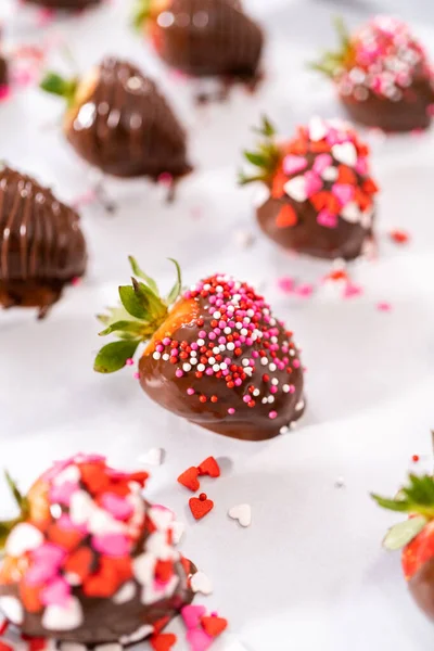 用巧克力毛毛雨和洒水装饰覆满巧克力的草莓 — 图库照片