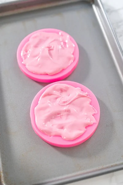 Preparando Arcos Chocolate Rosa Para Decorar Biscoitos Biscoito Forma Panda — Fotografia de Stock