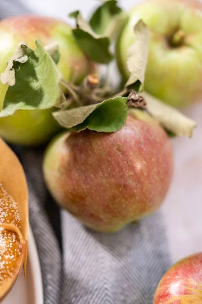 Свіжоспечене Яблуко Шарлотка Засипане Цукровою Пудрою Білій Тарілці — стокове фото