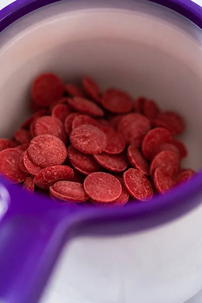 Derreter Chips Chocolate Vermelho Pote Derretimento Doces Para Fazer Corações — Fotografia de Stock