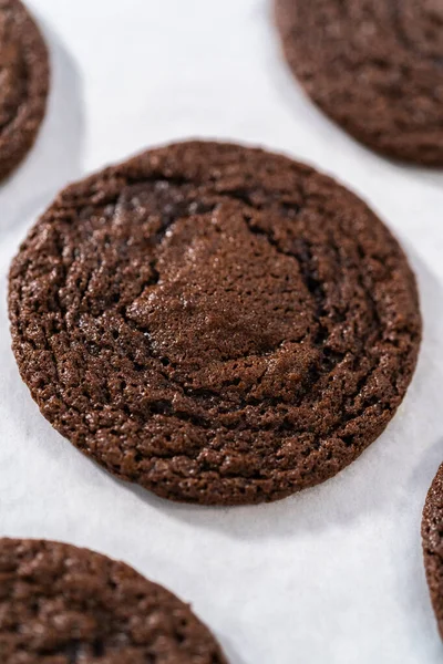 Cooling Biscoitos Chocolate Recém Assados Com Corações Chocolate Para Dia — Fotografia de Stock