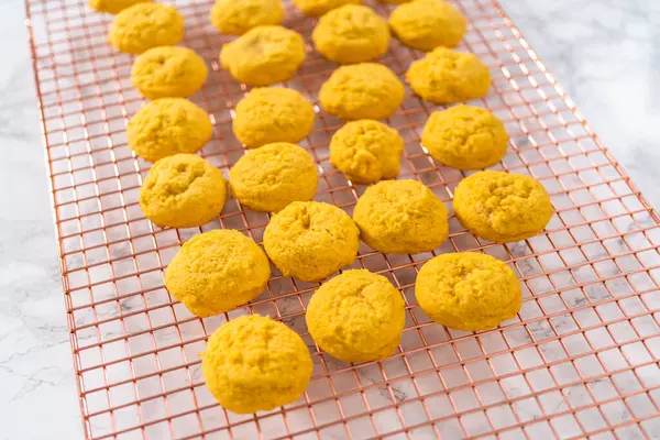 Citronové Sušenky Bílou Čokoládou Chlazení Čerstvě Upečených Citrónových Sušenek Bílou — Stock fotografie