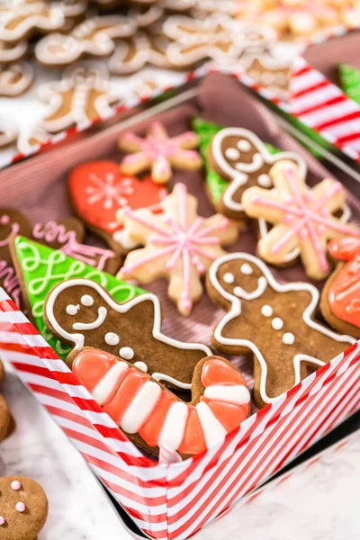 Balení Domácí Škály Karamelových Perníkových Sušenek Vánoční Dárky Plechových Krabic — Stock fotografie