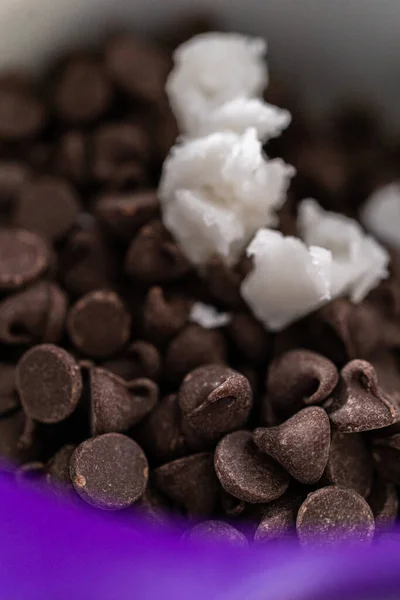 Chocoladechips Smelten Een Snoeppot Chocoladeglazuur Maken Voor Panda Vormige Koekjes — Stockfoto