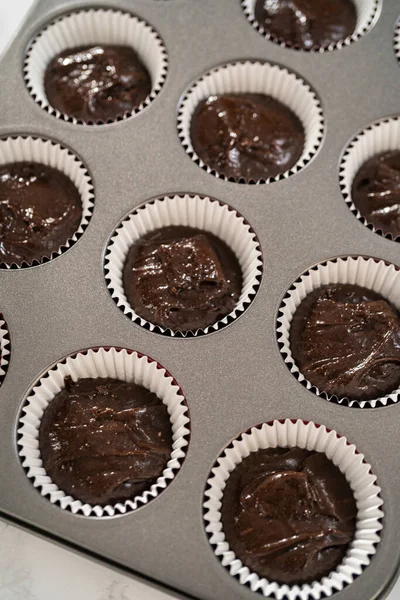 Kuchenteig Mit Teigschaufel Cupcake Folienauskleidungen Schaufeln Schokolade Pfefferminz Cupcakes Backen — Stockfoto