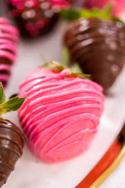Fresas Cubiertas Chocolate Gourmet Decoradas Con Lloviznas Chocolate Espolvoreos Plato —  Fotos de Stock