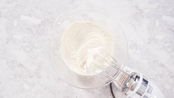 平躺在床上一步一步 Whipping Store Bought Vanilla Buttercream Frosting Decorating Funfettti Bundt — 图库照片