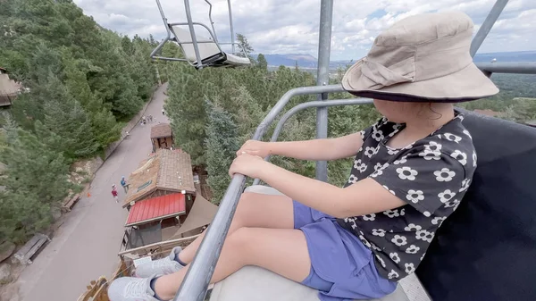 美国科罗拉多州科罗拉多泉 2022年8月17日 小女孩在夏延山动物园乘坐滑雪车 — 图库照片