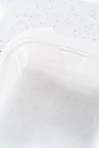 Giet Fudge Mengsel Vierkante Glazen Bakvorm Bekleed Met Perkamentpapier Pompoenpitten — Stockfoto