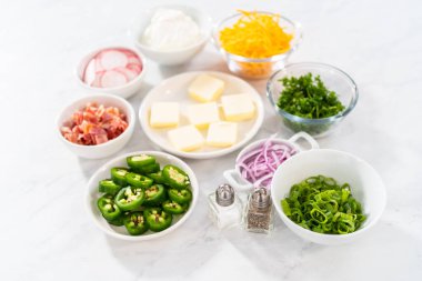 Fırında pişmiş patates. Fırında patatesleri servis etmek için küçük kaselerde garnitürler..