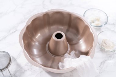 Çikolata kabaklı kek pişirmek için kremalı pasta tepsisi..