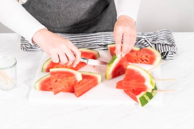 Şili limonlu karpuz patlatmak için olgun kırmızı karpuz dilimliyorum..