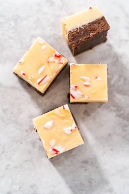 Mutfak tezgahında ev yapımı şekerleme parçacıkları..