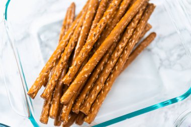 Deniz kızı çikolatalı çubuk kraker hazırlamak için cam karıştırma kabındaki malzemeler..