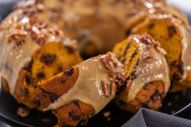 Ev yapımı çikolatalı balkabaklı kek dilimliyorum..