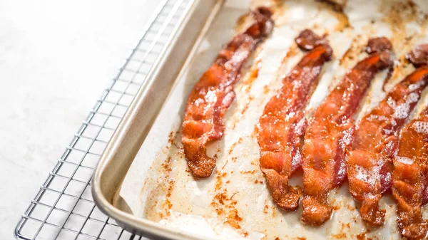 Step Step Cooked Bacon Strips Baking Sheet White Parchment Paper — Stock Photo, Image