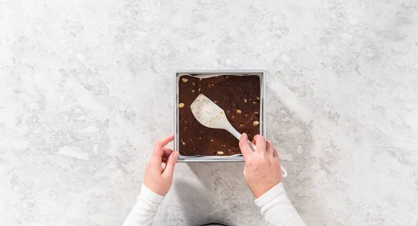Deitado Enchendo Panela Cheesecake Quadrado Forrado Com Papel Manteiga Com — Fotografia de Stock