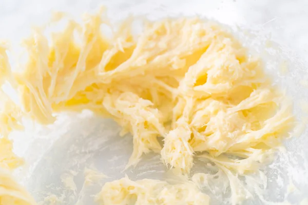 Krem Peynirli Çiseleme Sosu Hazırlamak Için Büyük Bir Bardakta Karıştırma — Stok fotoğraf