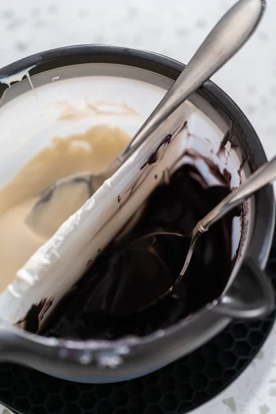 Fondre Des Pépites Chocolat Dans Melting Pot Bonbons Pour Faire — Photo