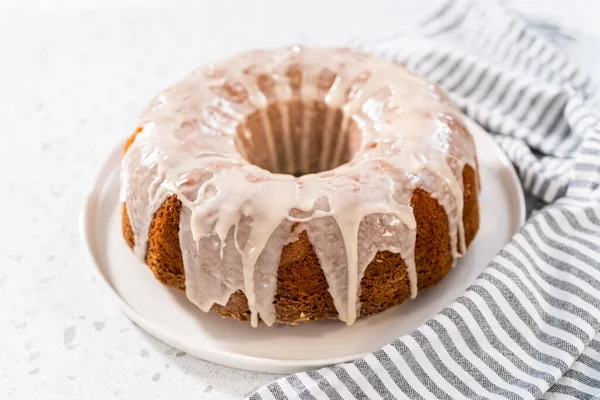 Freshly Baked Simple Vanilla Bundt Cake White Glaze Serving Plate — Stock Photo, Image