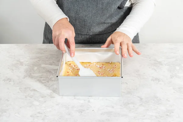 Mengisi Panci Cheesecake Persegi Dilapisi Dengan Kertas Perkamen Dengan Campuran — Stok Foto