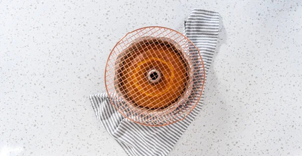 Плоский Лежал Охлаждение Свежеиспеченного Простого Ванильного Торта Кухонном Столе — стоковое фото