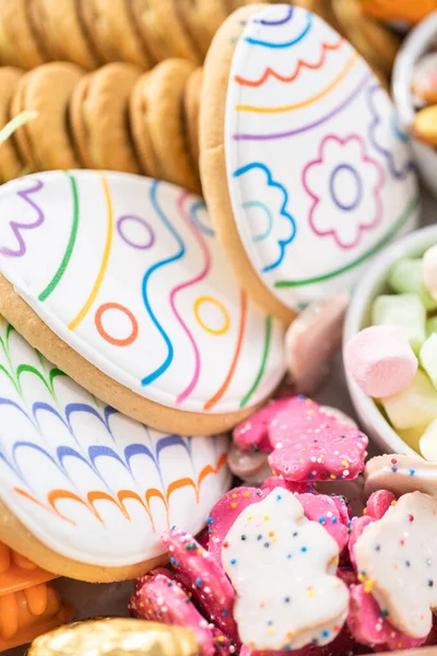 Montaż Deski Charcuterie Cukierkami Wielkanocnymi Ciasteczkami Piankami — Zdjęcie stockowe