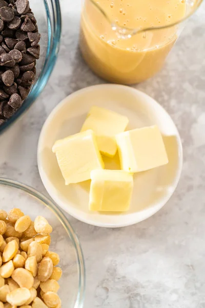 Ingredientes Medidos Taças Mistura Vidro Para Fazer Chocolate Macadâmia Fudge — Fotografia de Stock