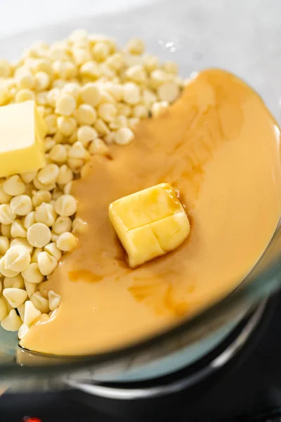 Smelten Van Witte Chocolade Chips Andere Ingrediënten Een Glazen Mengkom — Stockfoto