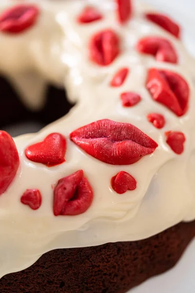 Freshly Baked Red Velvet Bundt Cake Chocolate Lips Hearts Cream — Zdjęcie stockowe