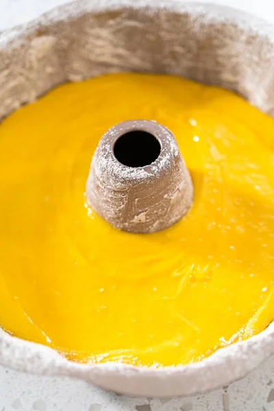 Verter Masa Torta Molde Torta Engrasado Para Hornear Simple Pastel —  Fotos de Stock