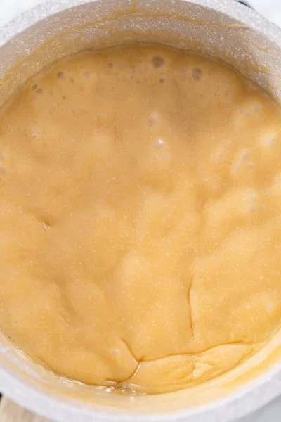 Preparar Esmalte Toffee Una Cacerola Salsa Pequeña Sobre Una Estufa —  Fotos de Stock