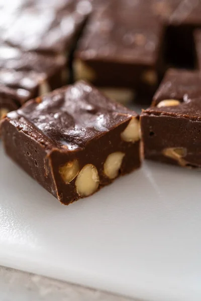 Corte Chocolate Macadâmia Fudge Com Uma Grande Faca Cozinha Pedaços — Fotografia de Stock