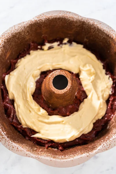 Remplir Casserole Gâteau Métal Avec Beurre Gâteau Pour Cuire Gâteau — Photo