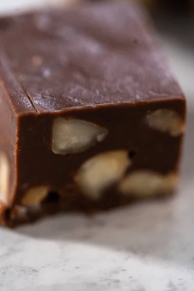 Hausgemachte Macadamia Schokolade Quadratische Stücke Auf Dem Küchentisch — Stockfoto