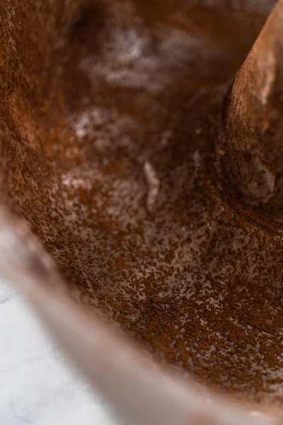 金属製の束ケーキパンをクリームチーズ釉薬で赤いベルベットの束ケーキにグリース — ストック写真