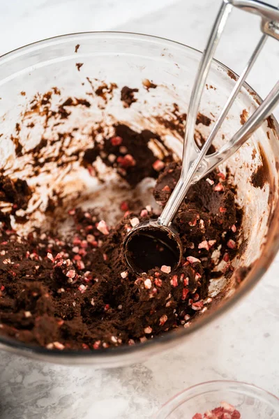 Escavar Massa Biscoito Chocolate Com Colher Massa Para Assar Biscoitos — Fotografia de Stock