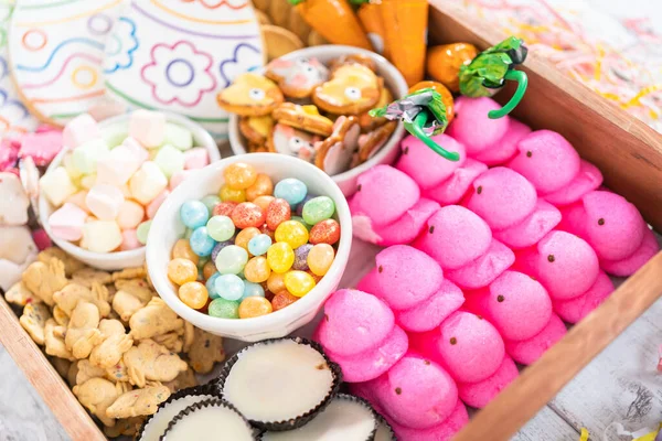 Montaż Deski Charcuterie Cukierkami Wielkanocnymi Ciasteczkami Piankami — Zdjęcie stockowe