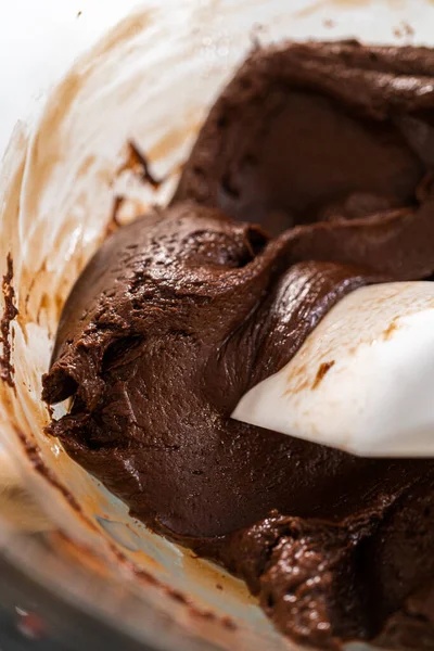 Smelten Van Witte Chocolade Chips Andere Ingrediënten Een Glazen Mengkom — Stockfoto