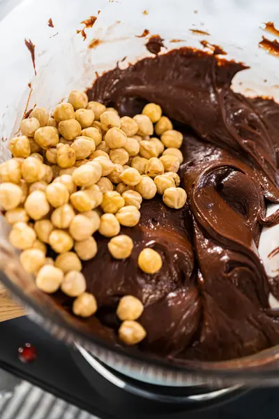 Derretir Chispas Chocolate Otros Ingredientes Tazón Vidrio Sobre Agua Hirviendo —  Fotos de Stock