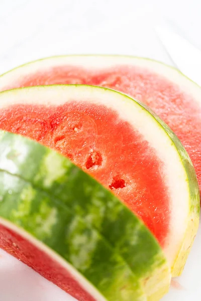 Reife Rote Wassermelone Scheiben Schneiden Chili Limetten Wassermelonen Pops Vorzubereiten — Stockfoto