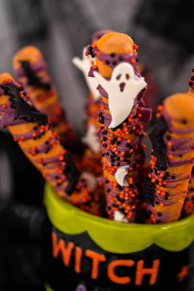 Bastoncini Pretzel Ricoperti Cioccolato Halloween Con Spruzzi Una Tazza — Foto Stock