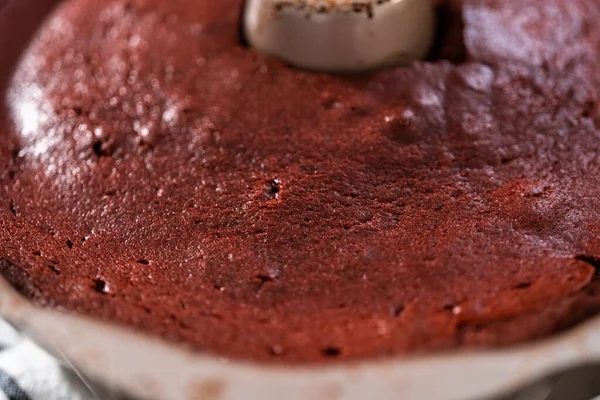 Enfriamiento Pastel Terciopelo Rojo Recién Horneado Mostrador Cocina — Foto de Stock