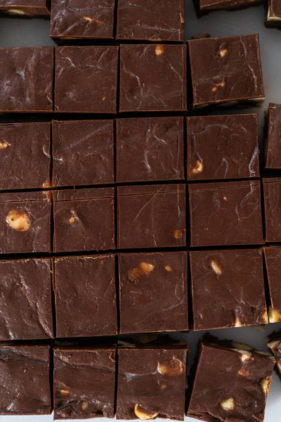 Corte Chocolate Macadâmia Fudge Com Uma Grande Faca Cozinha Pedaços — Fotografia de Stock