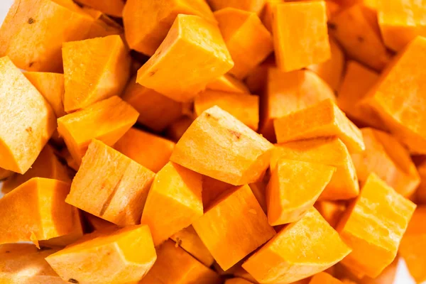 stock image Seasoning cubed sweet potatoes to make oven-roasted sweet potatoes.