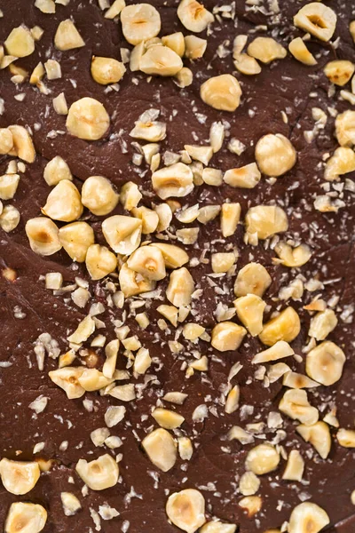 Удаление Шоколадного Фундука Квадратной Кастрюли Чизкейком Выложенной Пергаментом — стоковое фото