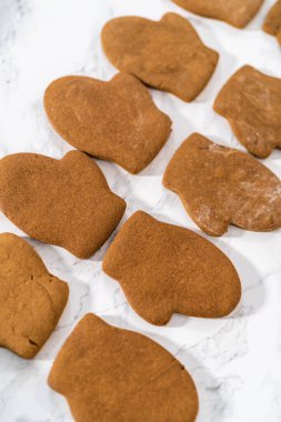 Noel kurabiyelerini kraliyet kremalı süslemek..