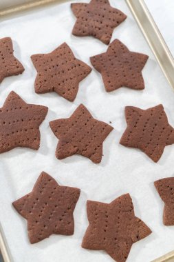 Parşömen kağıdıyla kaplanmış, fırınlanmış, taze yıldız şeklinde çikolatalı kraker..