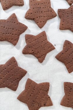 Parşömen kağıdıyla kaplanmış, fırınlanmış, taze yıldız şeklinde çikolatalı kraker..