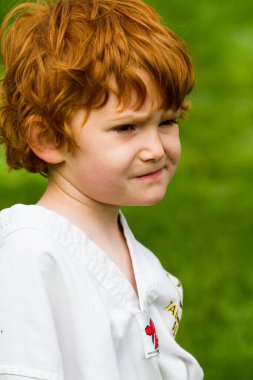 Tekvando öğrenci parkta pratik.